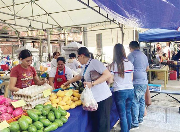 mai-Merkado-Lokal Shoppers flock to a Merkado Lokal pop-up stall in Iloilo City, buying fresh produce and homegrown goods — part of the city government’s initiative that helped generate over ₱5.6 million in sales in just five months. RADYO PILIPINAS ILOILO PHOTO