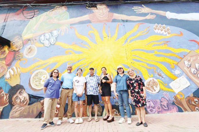 mai-mural Mayor Jerry Treñas (center) poses with family members and artists in front of the newly unveiled “Ugnayan-Iloilo” mural along Solis Street, Iloilo City on June 29, 2025. The unity themed artwork is the creation of art collectives from across the country. JERRY TREÑAS FB PHOTO