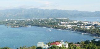 This is an elevated view of Bulabog Beach as seen from the Mt. Luho View Deck in Barangay Yapak, Boracay Island. The proposed construction of a bridge linking Boracay to mainland Aklan (which can be seen in the background) has drawn strong opposition from the island’s Ati community, who fear that such development threatens their ancestral domain, traditional livelihoods, and cultural identity. PN FILE