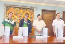 Mayor Jerry Treñas (second from right) formalizes Iloilo City’s partnership with the state-owned Philippine Health Insurance Corporation through a Memorandum of Agreement signing at City Hall, ensuring health insurance coverage for over 4,500 job hire and contract-of-service workers. Also in photo are (from left) PhilHealth Acting Regional Vice President Lazaro Tabsing, Field Operations Division Chief Junie Sabusap, and City Administrator Melchor Tan.