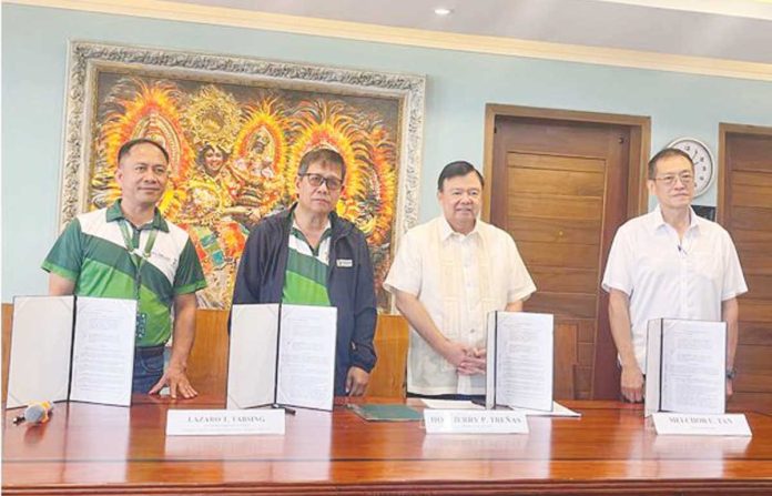 mai_PhilHealth_copy_resized Mayor Jerry Treñas (second from right) formalizes Iloilo City’s partnership with the state-owned Philippine Health Insurance Corporation through a Memorandum of Agreement signing at City Hall, ensuring health insurance coverage for over 4,500 job hire and contract-of-service workers. Also in photo are (from left) PhilHealth Acting Regional Vice President Lazaro Tabsing, Field Operations Division Chief Junie Sabusap, and City Administrator Melchor Tan.