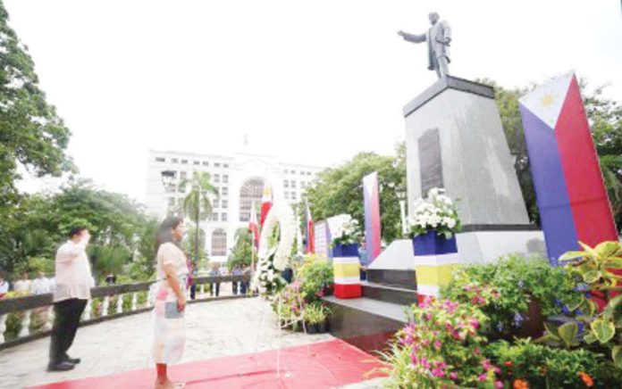 mai_independence_resized Department of Tourism Region 6 director Crisanta Marlene Rodriguez (right) and Iloilo City’s Mayor Jerry Treñas lead the wreath-laying ceremony before the monument of national hero Dr. Jose Rizal to mark the 127th Independence Day on June 12. Photo courtesy of Arnold Almacen/City Mayor’s Office