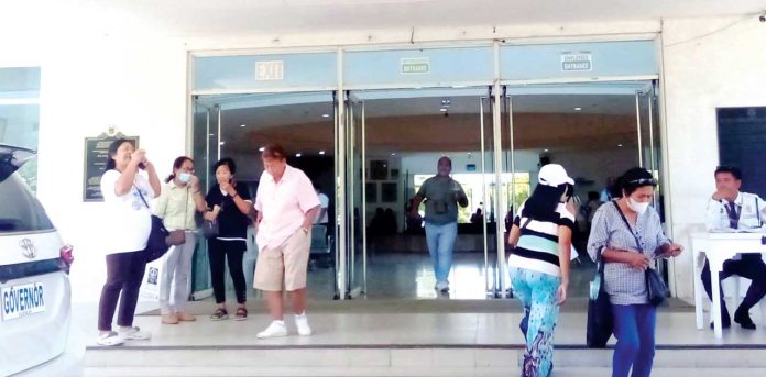 neljoy-capitol-health-advisory Provincial government clients and employees enter and exit the Iloilo Provincial Capitol as new health protocols take effect under Public Health Advisory No. 2025-01, aimed at preventing the spread of mpox. The advisory enforces hand hygiene, physical distancing, and limits on elevator use to reduce transmission risks. AJ PALCULO/PN