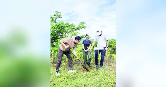 Gov. Arthur Defensor Jr. (left), Vice Governor-elect Nathalie Ann Debuque (center), and Janiuay’s Mayor Paulino Parian lead the ceremonial tree planting in Sitio Iday, Barangay Pangilihan, Janiuay, Iloilo on June 28, 2025, as part of the province-wide Arbor Day celebration and the “Tanum Iloilo for MoRProGres” campaign. PHOTO FROM PGENRO