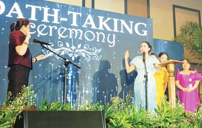 neljoy_Debuque_copy_resized Iloilo’s Vice Gov. Nathalie Ann Debuque takes her oath of office before Budge Secretary Aminah Pangandaman at Grand Xing Imperial Hotel in Iloilo City on June 30, 2025. AJ PALCULLO/PN