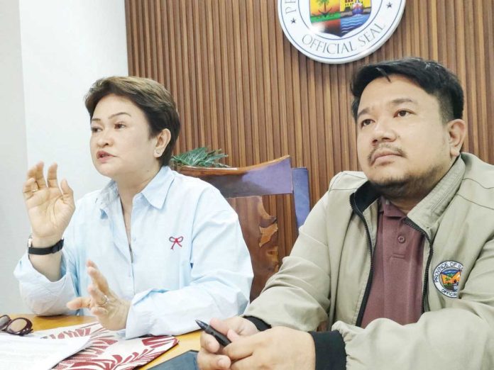 neljoy_animal_bite2_(1)_resized Iloilo Provincial Health Officer Dr. Maria Socorro Quiñon and Dr. Rodney Labis discuss the province’s rabies control efforts and the strain on vaccine supply during a press briefing at the Iloilo Provincial Capitol.