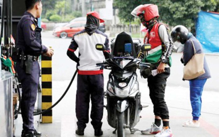 oil_price_surge_resized The Department of Energy says the government is gearing up to mitigate impact of global oil price surge on Filipino consumers. Photo shows a gas station assistant filling up a motorcycle fuel tank in Paco, Manila, on Tuesday, June 17, 2025. PNA PHOTO BY YANCY LIM