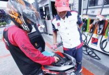 DOE: Oil firms agree to implement fuel price hike on staggered basis A gasoline station attendant fills up a motorcycle fuel tank on Monday, June 23, 2025. The Department of Energy said oil firms agreed to implement this week's price increase on a staggered basis. PNA PHOTO BY YANCY LIM