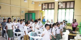 Learners meet their new teacher during the first day of school for academic year 2025-2026 at Iloilo Central Elementary School in Iloilo City, on June 16, 2025. According to the Department of Education Region 6, over a million learners across Western Visayas returned to their classes on Monday. AJ PALCULLO/PN