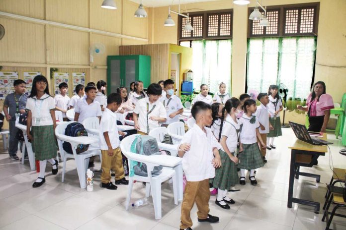 school-opening Learners meet their new teacher during the first day of school for academic year 2025-2026 at Iloilo Central Elementary School in Iloilo City, on June 16, 2025. According to the Department of Education Region 6, over a million learners across Western Visayas returned to their classes on Monday. AJ PALCULLO/PN