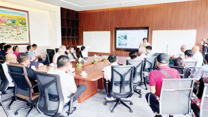secondary_negros_power_resized Negros Electric and Power Corporation President and CEO Roel Z. Castro presents a comprehensive report detailing the company’s key achievements during a meeting with consumer and business leaders.