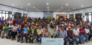 Sipalay City’s Mayor Maria Gina M. Lizares receives a ceremonial check amounting to P10 million from Department of Labor and Employment Region 6 for the SIKAP program, benefiting 12 rural workers' associations and 472 individuals across the city. DOLE WESTERN VISAYAS PHOTO