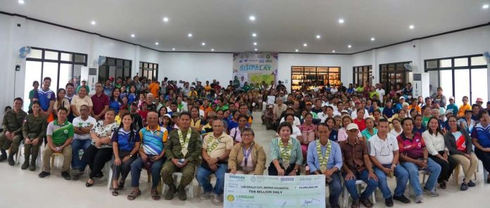 sipalay_DOLE_grant_resized Sipalay City’s Mayor Maria Gina M. Lizares receives a ceremonial check amounting to P10 million from Department of Labor and Employment Region 6 for the SIKAP program, benefiting 12 rural workers' associations and 472 individuals across the city. DOLE WESTERN VISAYAS PHOTO