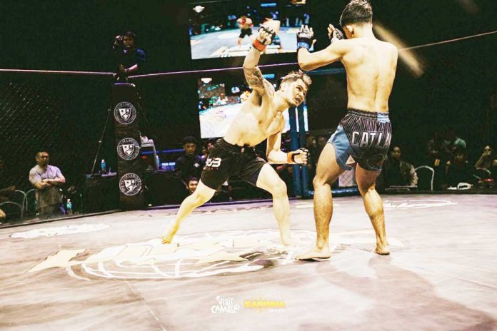 sports-Baluyot-1 Eros Baluyot throws a punch with Rene Catalan Jr. during action. PHOTO COURTESY OF URCC