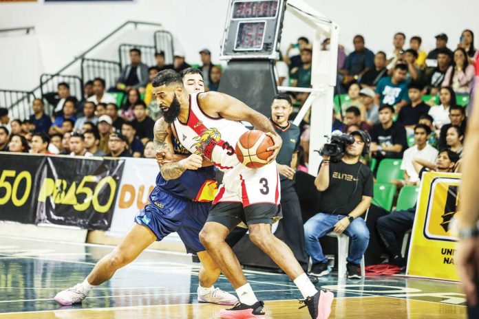 sports-SMB-1 San Miguel Beermen's Moala Tautuaa attacks the defense of Rain or Shine Elasto Painters' Caelan Tiongson. PBA PHOTO