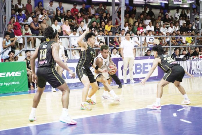 sports_MPBL_resized_resized Pangasinan Heatwaves’ Vic Manuel attacks the defense of Bacolod Tubo Slashers. MPBL PHOTO