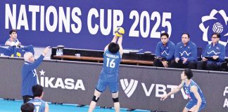 Alas Pilipinas Men’s Rwenzmel Taguibolos tries to save the ball from going out. AVC PHOTO