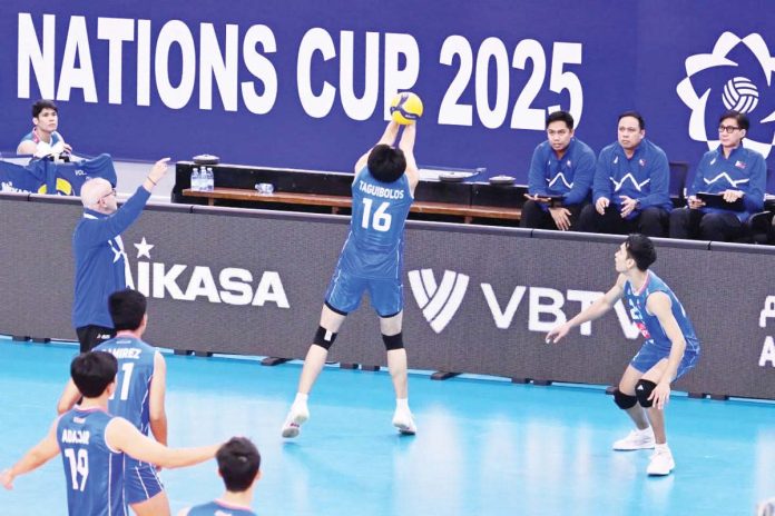 sports_Thailand_resized Alas Pilipinas Men’s Rwenzmel Taguibolos tries to save the ball from going out. AVC PHOTO