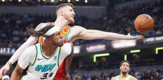 Oklahoma City Thunder’s Isaiah Hartenstein tries to reach the ball while being defended by Indiana Pacers’ Myles Turner. PHOTO COURTESY OF NEUE WESFALISCHE