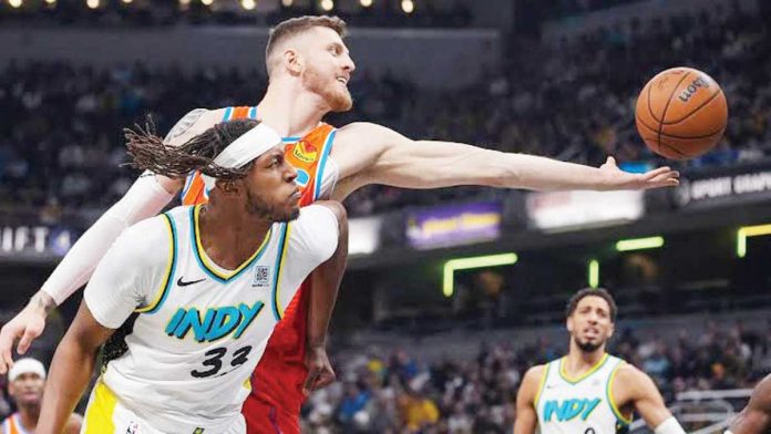 sports_WV_1_resized Oklahoma City Thunder’s Isaiah Hartenstein tries to reach the ball while being defended by Indiana Pacers’ Myles Turner. PHOTO COURTESY OF NEUE WESFALISCHE