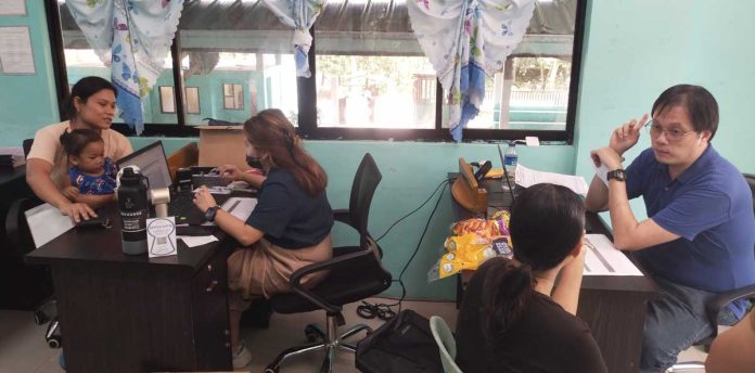 sss-guimaras Photo shows Social Security System’s (SSS) Senior Member Service Representative Jannah Grace S. Burgos and Accounts Officer Michael Jon M. Vinuya responding to membership inquiries during the SSS E-Wheels held in Barangay San Antonio and San Roque, Nueva Valencia, Guimaras on May 19 and 20.