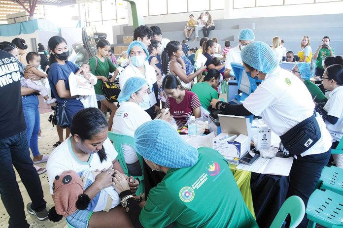 vaccination-pic The Iloilo Provincial Health Office says only 6,745 children aged 0 to 12 months were fully immunized from January to March 2025 out of the 39,488 eligible children across the province. Photo shows health workers administering vaccines to infants during a catch-up immunization in Sta. Barbara town. RODNIE INSAURIGA GONZALES/FB PHOTO
