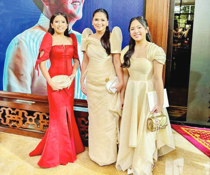 1 Iloilo City Lone District Rep. Julienne “Jam” Baronda (center) attended the 2025 State of the Address wearing a simple abaca gown. She was joined by her sister, Vice Mayor Lady Julie Grace “Love” Baronda (left), and daughter, Jelana Dee Baronda Uy (right).