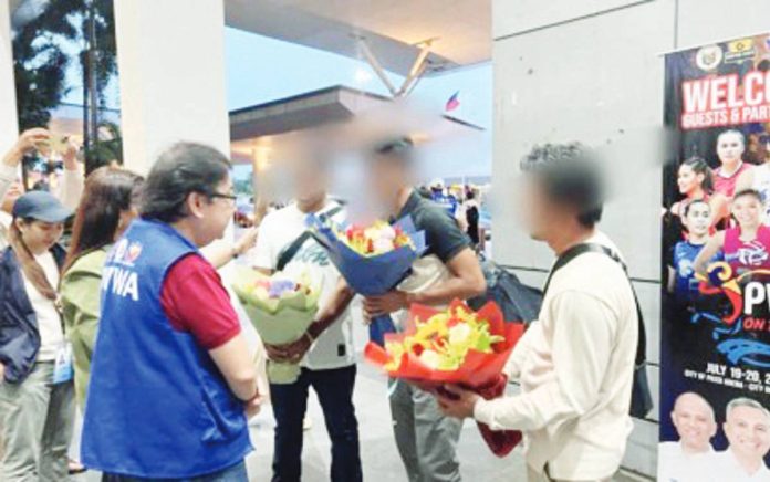 Overseas Workers Welfare Administration’s Western Visayas OIC regional director James Mendiola (left) welcomes three Ilonggo seafarers repatriated after surviving Houthi rebel attacks in the Red Sea, during their arrival at the Iloilo International Airport on July 20, 2025. Local government units are set to provide financial aid, livelihood support, and counseling to help the seafarers recover and reintegrate. PNA/CONTRIBUTED PHOTO