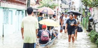 Residents of Barangay Frances, Calumpit, Bulacan wade through knee-deep floodwaters caused by the southwest monsoon (habagat). The town is under a state of calamity. PNA