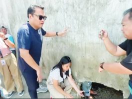 Bacolod City’s Mayor Greg Gasataya personally inspects the removal of the illegal structure obstructing a drainage outfall in Barangay Banago by the City Legal Office’s Enforcement Team on July 30, 2025. SCREENGRABBED FROM AKSYON RADYO BACOLOD/FB VIDEO