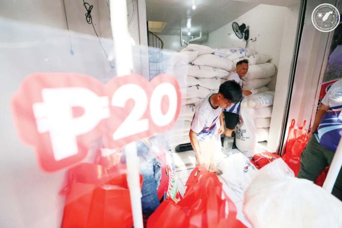 Under the “Benteng Bigas Meron Na!” program, those given priority in buying the P20 per kilo rice ARE Pantawid Pamilyang Pilipino Program (4Ps) recipients, senior citizens, solo parents, persons with disabilities (PWDs), and minimum wage workers. PCO