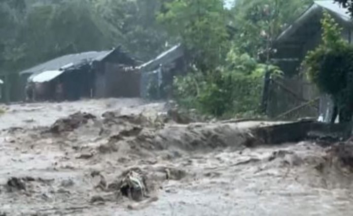 Heavy flooding in Barangay Sto. Rosario, Tibiao, Antique, halted vehicles, including a Ceres bus, as roads became impassable early Thursday morning following heavy rains. Photo courtesy of Mary Angelie Eiman Ogatis