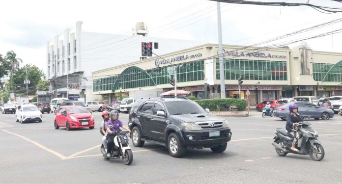 The Bacolod City Government led by Mayor Greg Gasataya has reactivated the traffic lights at Lopue’s East and Bangga La Salle to help ease traffic flow and improve safety in these busy areas. BACOLOD – STRONGER TOGETHER/FB PHOTO