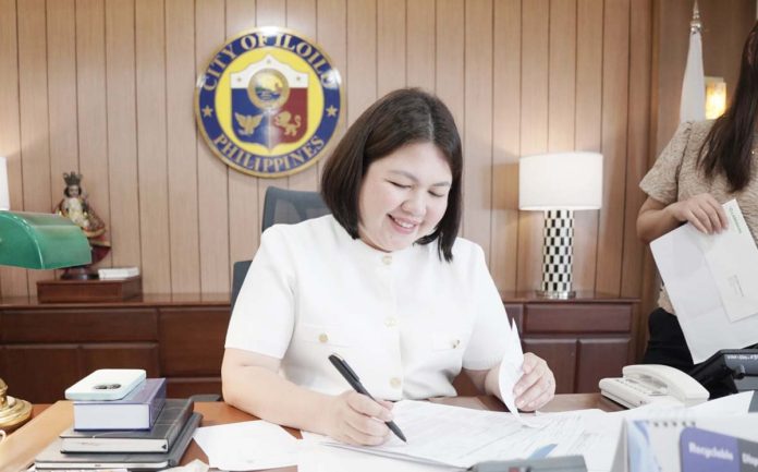 banner-pic1 Mayor Inday Raisa Treñas flashes a smile as she signs key documents during her first week in office.