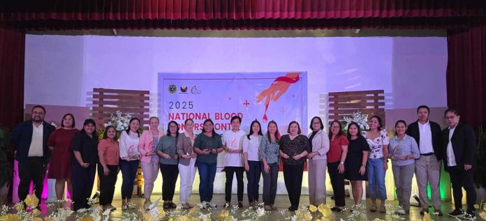 capiz-blood-donation Capiz’s National Voluntary Blood Services Program Manager Jay B. Agarrado and Supervising Administrative Officer Ayr R. Altavas receive the award during the 2025 National Blood Donors Month Collective Conference in Iloilo City. CPHO PHOTO