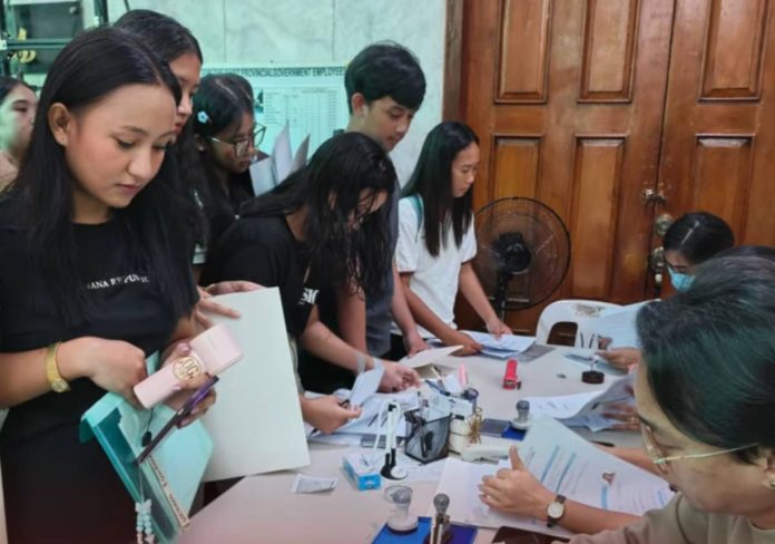 capiz scholarship1 Hundreds of Capisnon students submitted their application requirements as the Capiz Provincial Government opened the Comprehensive Assistance Program for Identified Scholars (CAPIS) for Academic Year 2025–2026. CAPIZ PROV’ GOV’T COMMUNICATIONS GROUP PHOTO