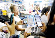 A seller shows a QR code to a customer to scan to pay for her purchase. Bangko Sentral ng Pilipinas Governor Eli Remolona Jr. on Thursday, July 3, 2025, cited how digitalization helps in monetary policy and consumer protection. PNA FILE PHOTO