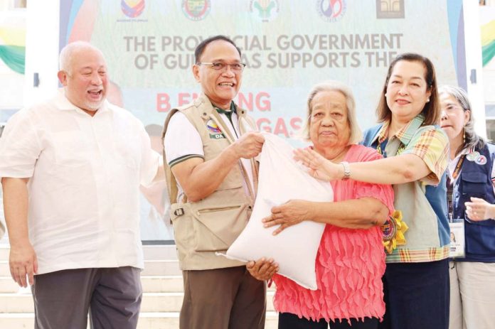 guimaras_rice_copy_resized The Guimaras Provincial Government launches the “Benteng Bigas Meron Na” rice program on July 8, 2025 that offers subsidized rice at P20/kilo to qualified beneficiaries, including senior citizens, persons with disabilities, solo parents, and indigent households. DA-WESTERN VISAYAS PHOTO