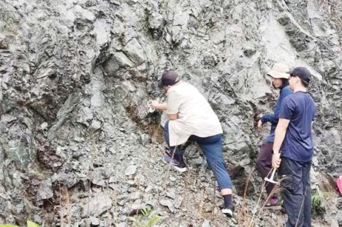 hydrogen_deals_resized Personnel of the Department of Energy (DOE) conduct a survey for a possible native hydrogen source in Zambales in this undated photo. The DOE on Wednesday, July 9, 2025, said surveys were conducted in the provinces of Zambales and Pangasinan two weeks ago to check for opportunities for native hydrogen exploration. PHOTO COURTESY OF DOE