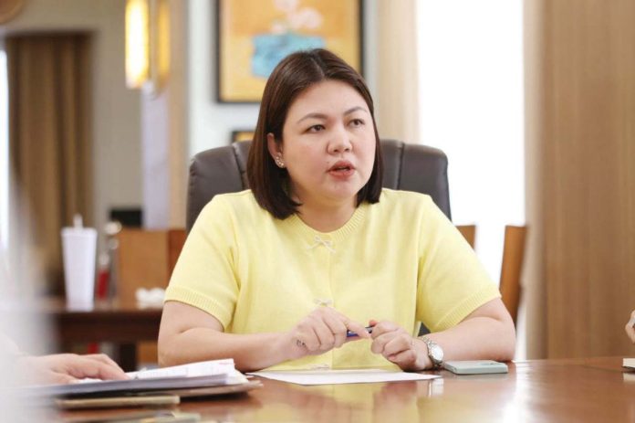 intern_balance_copy_resized “While suportado ko gid ang aton mga kasimanwa nga nagapangabudlay sa pangabuhi, ginpahangop ko man sa ila nga kinahanglan sang balanse – pagpanikasog sang mga vendors para sa ila pamilya kag ang kaayuhan sang kadam-an, ilabi na sa trapiko kag kalinong sa karsada,” says Mayor Raisa Treñas of Iloilo City.