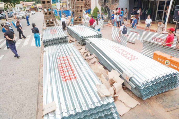 kanlaon_copy_resized Around 680 households in Bago City, Negros Occidental, who were affected by the recent eruption of Mount Kanlaon, received a total of 2,800 galvanized iron (GI) sheets donated by the Southern and Northern Negros Filipino Chinese Chamber of Commerce. THE CITYBRIDGE PHOTO