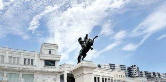 The statue of Ilonggo hero General Martin Delgado stands proudly at the Iloilo Business Park, now officially declared as Iloilo City’s Center of Arts and Culture — a landmark of heritage set amid modernity. MAI LADIAO/PN