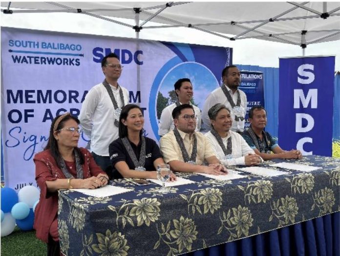 mai South Balibago (From left) Barangay Buhang Captain Ma. Jenny Celiz, South Balibago Waterworks president Cristina Isabelle P. Alejandro, Iloilo City Councilor Nene DeLa Llana, SMDC assistant vice president for Project Development and Management Neil Brian J. Serantes, Barangay Balabago Captain Antonio Jacoba. (Standing from left) Redenne O. Tadeo, SMDC Pre-Operations and Technical Group head, Dareen Carl P. Navarro, SMDC Project Development and Management manager, and Rommel YU, SMDC VP for Engineering VISMIN, pose for a photo after signing the Memorandum of Agreement to provide reliable water supply to Glade Residences in Jaro district.