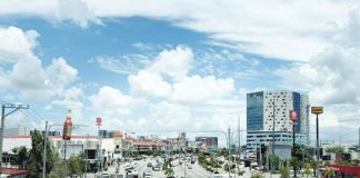 CLEAN, ORDERLY, LIVABLE. A bright midday view of Iloilo City’s Diversion Road (Sen. Benigno Aquino Jr. Avenue) showcases its well-maintained thoroughfares, landscaped center islands, and modern infrastructure — factors being considered as the city undergoes validation for the 2025–2027 ASEAN Clean Tourist City Award. MAI LADIAO/PN