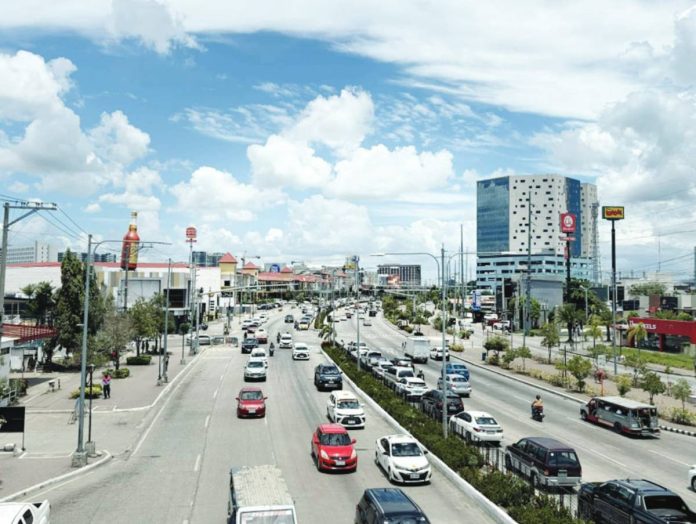 mai city clean CLEAN, ORDERLY, LIVABLE. A bright midday view of Iloilo City’s Diversion Road (Sen. Benigno Aquino Jr. Avenue) showcases its well-maintained thoroughfares, landscaped center islands, and modern infrastructure — factors being considered as the city undergoes validation for the 2025–2027 ASEAN Clean Tourist City Award. MAI LADIAO/PN