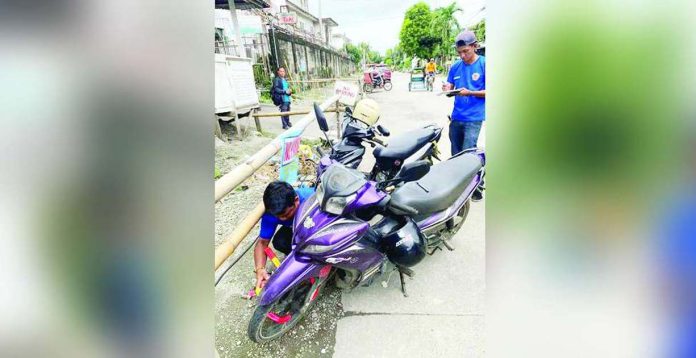 An illegally parked motorcycle is being clamped by traffic personnel of the Iloilo City Government. Executive Order No. 008, Series of 2025 formally launches a comprehensive crackdown targeting common violations such as illegal parking, modified loud mufflers, and reckless driving. ICTTMU PHOTO