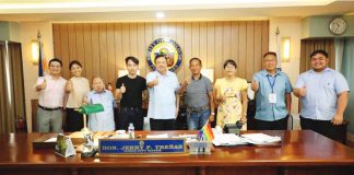 UNIFIED SUPPORT FOR WATER SECURITY. Former Iloilo City mayor Jerry Treñas (center) and city officials flash a thumbs-up gesture after expressing full support for the proposed P5-billion Aboitiz InfraCapital bulk water supply project, seen as a long-term solution to the city’s recurring water shortages. The Sangguniang Panlungsod unanimously granted Original Proponent Status (OPS) to Aboitiz, triggering the start of the 90-day Swiss Challenge process. Also in photo are key Aboitiz InfraCapital.