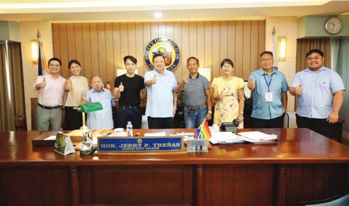 mai_aboitiz.JPG_resized UNIFIED SUPPORT FOR WATER SECURITY. Former Iloilo City mayor Jerry Treñas (center) and city officials flash a thumbs-up gesture after expressing full support for the proposed P5-billion Aboitiz InfraCapital bulk water supply project, seen as a long-term solution to the city’s recurring water shortages. The Sangguniang Panlungsod unanimously granted Original Proponent Status (OPS) to Aboitiz, triggering the start of the 90-day Swiss Challenge process. Also in photo are key Aboitiz InfraCapital.