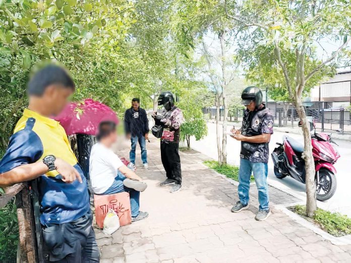 mai_anti-smoking_1_resized Anti-smoking enforcers apprehend violators caught puffing cigarettes in a smoke-free zone, as Iloilo City intensifies its crackdown under a reconstituted task force. Over 4,200 violators have been nabbed in just the first half of 2025. ICAST FACEBOOK PAGE