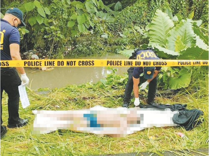 mai_boy_flood_drown3.JPG_resized Police recover the body of a 14-year-old boy who drowned in Buntatala Creek in Barangay Tagbak, Jaro, Iloilo City following severe flooding — an incident that has intensified public outrage and prompted calls to stop the ongoing creekside project blamed for obstructing water flow. AJ PALCULLO/PN